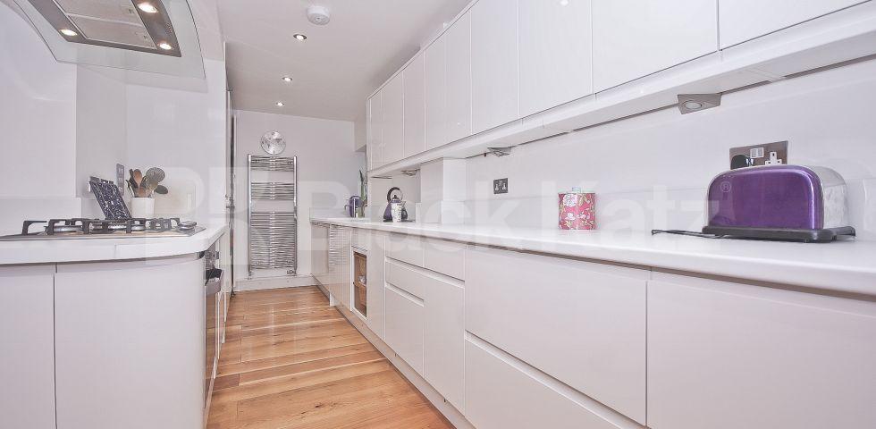 			UNDER OFFER , 2 Bedroom, 1 bath, 1 reception Maisonette			 Doyce Street , London Bridge / Borough